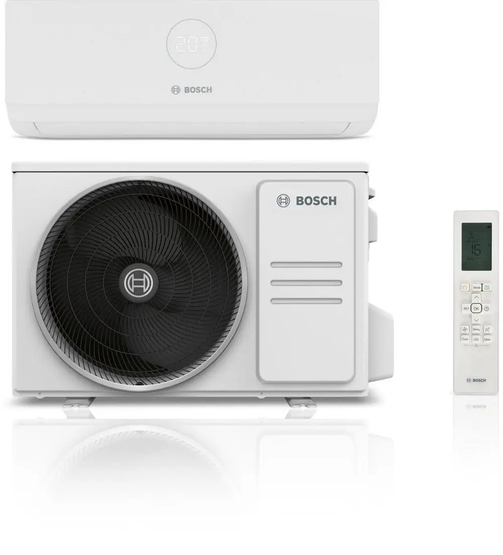 Splitsystem bestehend aus einer Innen- und Außeneinheit in Weiß von Bosch, mit einem Ventilator in der Außeneinheit und einer Fernbedienung.